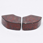 Antigo par de caixas tea cad chinesa em laca rouge fer, decoradas com elementos florais. 13x9x5cm