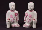 Crianças, par de estatuetas chinesas ao gosto Cia. das Índias, em porcelana branca decorada c/ monocromia rosa, alt. 15cm.