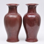 Excepcional par de grandes vasos chineses, circa 1900, ao gosto do período Chien Lung, em porcelana Sangue de Boeuf; Alt. 46cm