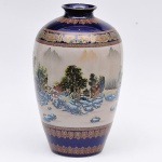 Excepcional vaso chinês, circa 1900, ao gosto do período Chien Lung em porcelana Powder Blue, decorada c/cena bucólica em policromia e elementos fitomorfos em ouro brumido, assinado, selo vermelho. Alt. 46cm