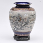 Excepcional vaso chinês, circa 1900, ao gosto do período Chien Lung em porcelana Powder Blue, decorada c/cena bucólica em policromia e elementos fitomorfos em ouro brumido, assinado, selo vermelho. Alt. 46cm