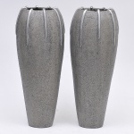 Par de grandes vasos, estilo contemporâneo, em cerâmica cinza c/detalhes prateados. Alt. 50cm