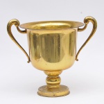 Enorme balde p/champagne, estilo neoclássico em metal dourado e cinzelado. Diam. 45cm e Alt. 40cm (marcas de uso)