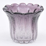 Vaso estilo art deco, em vidro murano lilás, bojo gomado, borda redonda. Diam. 20cm e Alt. 17cm.