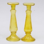 Par de grandes castiçais, estilo art deco em vidro âmbar. Alt. 29cm