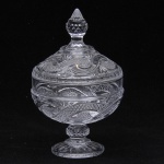 Grande compoteira, estilo art deco, em cristal ecológico lapidado. Alt. 25cm.