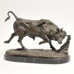 P. COMOLÉRA - "Touro" Escultura art deco em bronze ricamente cinzelado com base em granito preto. (Peça Assinada) Med: 40 x 9 x 30cm