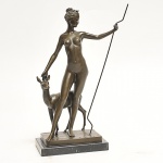 E. MCCARTAN - Escultura art deco em bronze ricamente cinzelado representando "Diana com Cerdo" Med: 17 x 11 x 32cm (Peça Assinada)