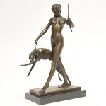 E. MCCARTAN - "Diana com o cão" Escultura art deco em bronze cinzelado com base em granito preto. Med: 33 x 11 x 15cm