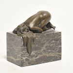 A. PHAL - Escultura art deco em bronze cinzelado representando "Nu Feminino" apoiada sobre base em granito. (Peça Assinada)  Med: 14 x 8 x 14cm