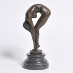 MILO - Escultura em bronze ricamente cinzelado representando "La Femme" Apoiada sobre base em granito. Med: 24cm Peça assinada