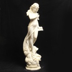 Escultura em mármore branco representando "Figura Feminina" Med: 102cm