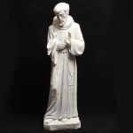 Escultura em pó de mármore ricamente trabalhado representando São Francisco de Assis. Med: 120cm