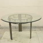 Belíssima Mesa de centro desenhada pela renomada arquiteta JANETE COSTA (1932- 2008), com estrutura em ferro fundido patinado e adornado com bolas em vidro moldado de murano no tom translúcido decorado com bolhas e tampo em cristal 20mm. Med: 130 x 74cm RETIRADA NA RUA ODÍLIO BACELAR N 16 - URCA