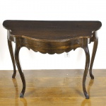 Lindo móvel console meia lua no estilo Inglês confeccionado em madeira nobre ricamente entalhado e com pés recurvos. Med.: 55 x 77 x 108cm RETIRADA NA RUA ODÍLIO BACELAR N 16 - URCA