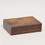 COLECIONISMO - Caixa para charutos em madeira nobre ricamente marchetada, tampo ricamente decorado com paisagem tropical. Med: 22 x 15 x 6cm