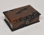 Caixa porta jóias confeccionada em madeira nobre entalhada com interior revestido em tecido na cor verde. (Acompanha Chave) Med: 28 x 18cm