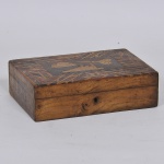 Antiga caixa para costura da Ilha da Madeira confeccionada em madeira nobre ricamente marchetada com 7 divisórias internas sendo 6 com tampa e uma sem tampa e decorada com símbolos locais Med: 25 x 17 x 7cm
