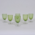 Seis antigos copos para água franceses em vidro com bojo na cor verde e lapidado com cabochons. Med: 15cm