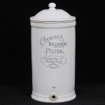 Antigo filtro de água inglês com tampa em faiança esmaltada e vitrificada na cor creme com inscrições Cheavins Salutors Capacidade 54 litros. Med: 56cm de altura