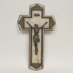 Belíssimo Crucifixo confeccionado em metal dourado ricamente cinzelado com base em alabastro italiano rajado.
