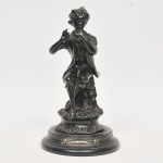Escultura em resina italiana no tom preto ricamente trabalhada representando "Jovem camponês sentado". Base em resina Med: 27 x 10cm