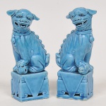 Par de cães de fó em porcelana oriental esmaltada e vitrificada na cor azul. Altura: 15cm