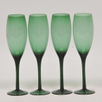 Lote composto por 04 taças para champanhe dita flute em vidro na cor verde.