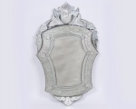 Antigo espelho de parede em cristal bisotado, período do Império do Brasil, ricamente trabalhado e lavrado com motivos florais, folhas, canelados, estrelas, treliças e sulco bisotados. (Peça apresenta defeitos) Med: 121 x 73cm