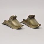 Par de sapatas de montaria confeccionadas em bronze douzado e cinzelado com folhas, treliças e volutas. Década de 1930 Med: 30 x 9 x 11cm