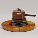 Conjunto para fondue em metal dourado composto por: Panela com tampa e cabo em madeira, suporte com queimador, 6 garfos para fondue e 4 recipientes para molhos em ceramica. Alt total: 23cm