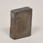 DUPONT (Paris) - Isqueiro de coleção confeccionado em metal com plaquet d'ouro. (plaquet com desgastes) Acondicionado em estojo.