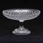 VAL ST LAMBERT - Antigo centro de mesa fruteira em fino cristal belga ricamente lapidado com motivos geométricos, bordas onduladas e base gomada. Peça marcada. Med: 26 x 15cm