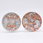SATZUMA - Par de pratos de coleção em porcelana japonesa ricamente esmaltada e decorada com flores, folhas, aves e gueixas. Peças marcadas na base (Borda com dois pequenos bicados) Med: 21cm