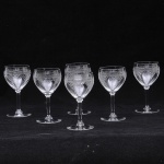 Lote composto por 06 copos para vinho em cristal europeu, ricamente lavrado ao gosto Saint Louis, Med: 16cm