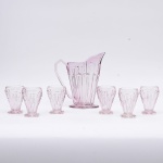 Conjunto para refresco genuinamente art deco em vidro no tom rosê composto por Jarra (27cm) e 06 copos (12cm) Década de 1930