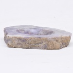 Antiga saboneteira confeccionada em pedra nos tons lilás e leitoso mesclado, Med: 19 x 14 x 3cm