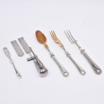 Lote composto por 05 peças para servir em metal espessurado a prata com trabalhos cinzelados sendo: uma colher de salada, 02 garfos de salada,  uma pinça para salada e um pegador de salada (No Estado)
