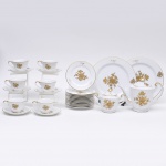 Aparelho para chá em porcelana japonesa manufatura shofu china ricamente decorada com motivos florais em douração. Composto por 12 xícaras para chá com pires, 12 pratos de sobremesa, 2 pratos para bolo, 1 bule de chá, um açucareiro e uma cremeira