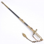 COLECIONISMO - Antiga espada militar da velha república com cabo e bainha em metal dourado e couro e lâmina em aço. Anos 1930 Med: 114cm