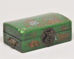 Caixa porta joias chinês confeccionado em madeira nobre com revestimento em couro na cor verde e  decorado com pássaros, parte interna decorada com kama sutra. Med: 24 x 15 x 9cm