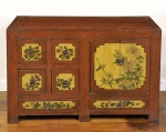 Móvel aparador chinês confeccionado em madeira nobre com acabamento em laca com uma porta e 6 gavetas, decorados com flores, folhas e aves. Med: 116 x 46 x 77cm