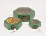 Lote composto por 3 Caixas porta joias hexagonais chinesas confeccionadas em madeira nobre com revestimento em couro na cor verde e  decorado com pássaros, parte interna decorada com kanjis. Med: 24 x 24 x 9cm