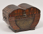 Pequeno Baú chinês confeccionado em madeira nobre e ratan ricamente trabalhados com aplicações em metal cinzelado. Med: 36 x 26 x 25cm