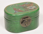 Caixa porta joias chinês confeccionado em madeira nobre com revestimento em couro na cor verde e  decorado com pássaros. Med: 16 x 11 x 10cm