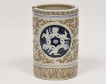 Vaso floreira confeccionado em cerâmica chinesa de Hong Kong ricamente esmaltada em baixo relevo . Med: 19 x 19 x 28cm