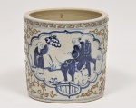 Cachepot confeccionado em porcelana chinesa de Hong Kong ricamente esmaltada e decorada ao gosto da dinastia Qing. Med: 24 x 24 x 23cm