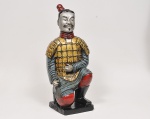 Réplica de guerreiro do exército chinês do Imperador Qin Shi Huang, primeiro imperador da China confeccionada em resina ricamente patinada. China Século XIX. (Desgastes do tempo) Med: 60cm