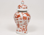 Grande vaso bojudo com tampa confeccionado em porcelana chinesa ricamente decorada em esmalte com peixes e medusas. Pega da tampa em forma de pinha. Med:30 x 30 x 55cm