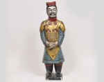 Réplica de guerreiro do exército chinês do Imperador Qin Shi Huang, primeiro imperador da China confeccionada em resina ricamente patinada. China Século XIX. (Desgastes do tempo) Med: 72cm